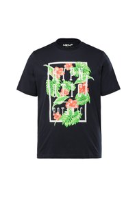 Námořnický bavlněný t-shirt s květinovou grafikou s růžovými a zelenými listy, ohraničený bílým obdélníkovým rámem a textem: "HYPNOTICKÁ BOTANIKA."