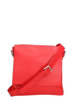 Sac bandoulière en cuir rouge avec une finition texturée, forme triangulaire, sangle unique et réglable, au design minimaliste.