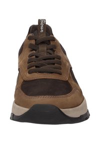 Braune Sneaker aus einer Mischung von Wildleder und Leder, mit runden Schnürsenkeln, einem gepolsterten Kragen und einer robusten schwarzen Gummisohle.