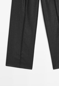 Donkergrijze broeken met een verticale streeppatroon, op maat gemaakt ontwerp, platte voorkant en rechte pijp. De stof lijkt glad en gestructureerd.