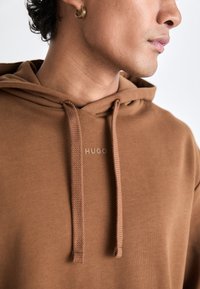 HUGO TRACKSUIT DAPODAYOTE SET - Gornji dio trenirke - medium brown