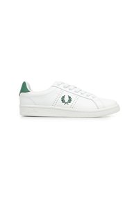 Witte leren sneaker met groene hielaccent, voorzien van geperforeerde zijkanten en geborduurd logo. Vlakke rubberen zool met subtiele branding.