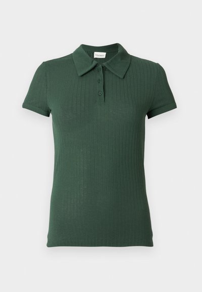 Σκούρο πράσινο ριμπ πλεκτό πόλο πουκάμισο με γιακά, κοντά μανίκια και τρία κουμπιά στη λαιμόκοψη. Μαλακό, ελαφρύ ύφασμα με υφή.