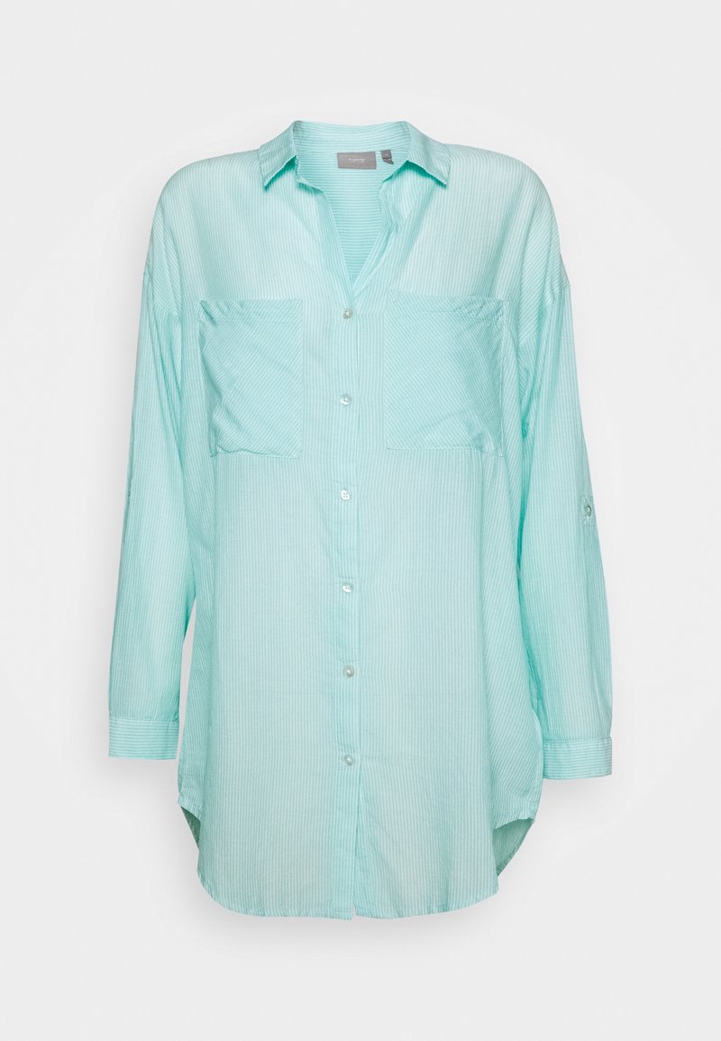Chemise turquoise clair à manches longues avec de fines rayures verticales, deux poches poitrine et un ourlet courbé haut-bas.