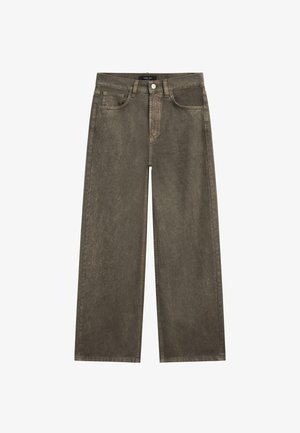 Jean en denim vert olive à jambes larges avec une texture délavée, cinq poches, fermeture à bouton avant et détails de coutures contrastantes.