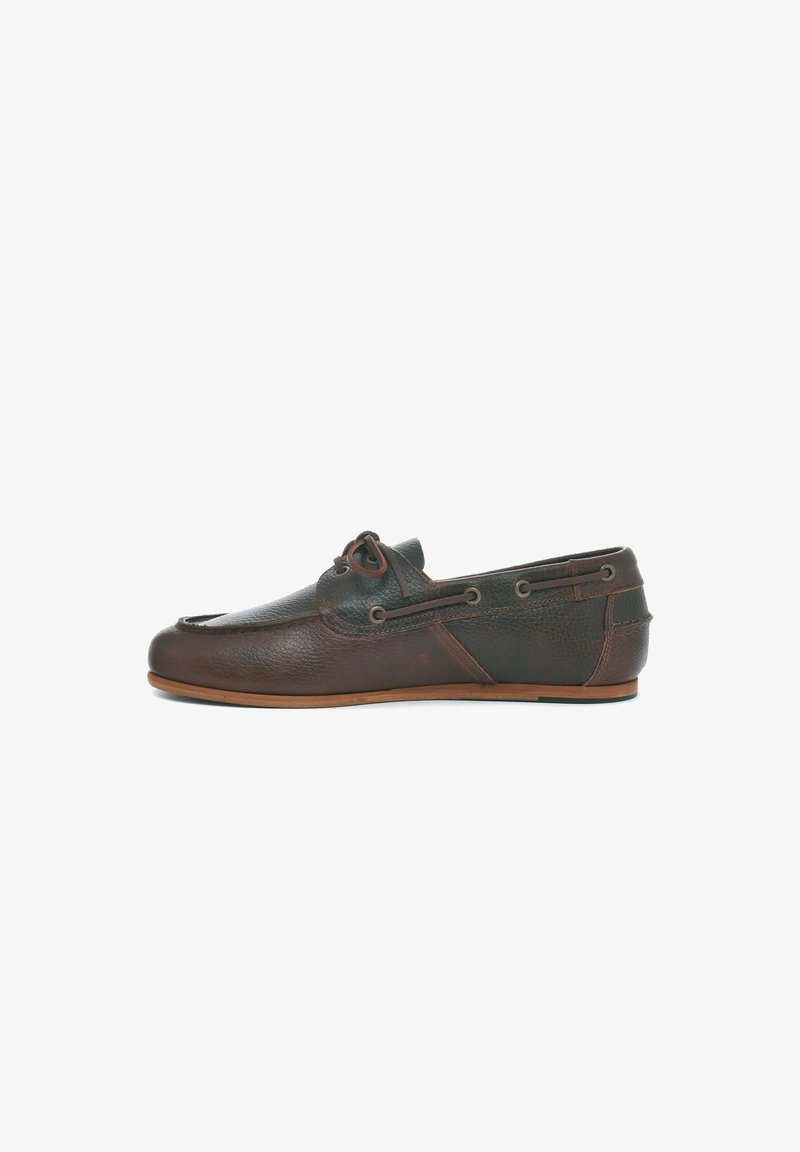 Zapato náutico para hombre de cuero marrón oscuro con detalle de cordones, suela cosida y diseño de perfil bajo, mostrado de lado.