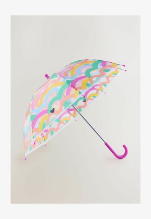 Šarena kišobran s prozirnom kupolom ukrašenom ružičastim, zelenim i žutim valovitim uzorcima, s ljubičastim zakrivljenim držačem i metalnim drška.