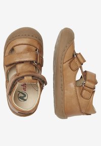 Bruna läderskor för småbarn med två justerbara Velcro-remmar, rund tå, gummisula och utskuren design på sidorna för andningsförmåga.