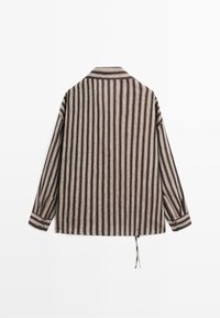 Chemise à manches longues avec des rayures verticales marron et beige, poignets boutonnés et un petit détail de cravate sur l'ourlet inférieur sur fond blanc.