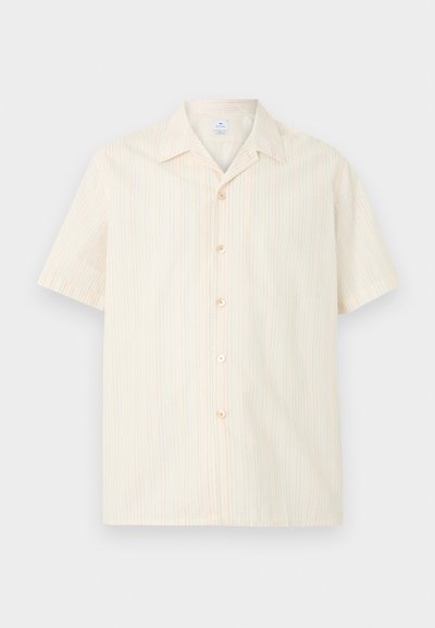 Πουκάμισο με κοντά μανίκια σε κρεμ χρώμα, με διακριτικές κάθετες ριγέ σε απαλές παστέλ αποχρώσεις και μυτερό γιακά, απλωμένο επίπεδα σε φωτεινό φόντο.