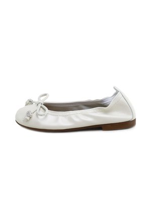 Bailarina blanca de cuero con laterales elásticos, punta redondeada, pequeño lazo decorativo con cuentas y suela baja marrón.