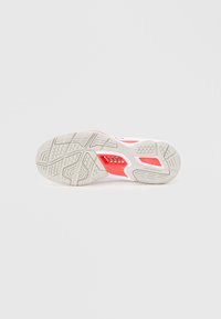 Εξωτερική σόλα αθλητικού παπουτσιού από καουτσούκ με υφή γκρι επιφάνειας, λευκή μέση σόλα και φωτεινές κόκκινες λεπτομέρειες. Τα σχέδια περιλαμβάνουν κυκλικά και γραμμικά σχήματα.