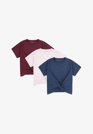 Tre t-shirt a maniche corte di colore borgogna, rosa chiaro e blu navy, con un dettaglio annodato nella parte anteriore, realizzate in morbido cotone.