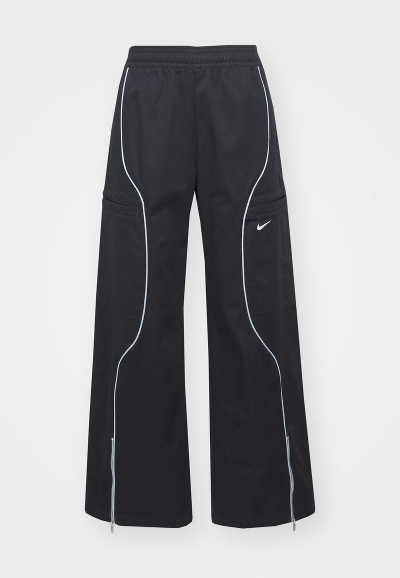 Pantalones de pierna ancha negros, fabricados con una tela suave, que cuentan con ribetes blancos en los costados, dos bolsillos frontales y cremalleras en los dobladillos.