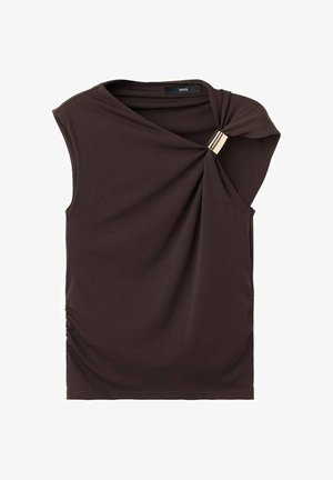 Hnědý bezramínkový top s volným designem, který má zlatý akcent na rameni a skládání na bocích. Hladká látka.