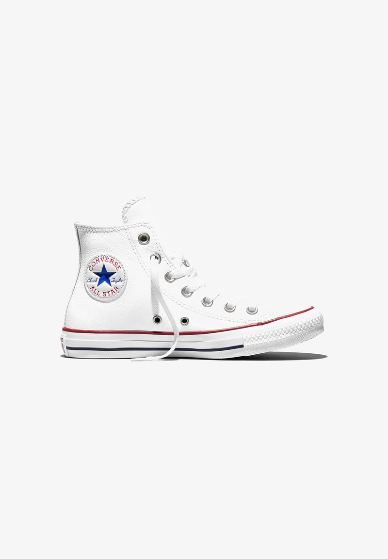 Pantof sport Converse All Star înalt, alb, cu logo de stea albastră, dungi roșii și negre pe talpă și șireturi albe, pe un fundal alb.