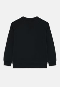 Melna kapuce krekls ar apaļu kaklu, garām raglāna piedurknēm, ribotu aproču un apakšmalu, kā arī gludu, teksturētu virsmu.