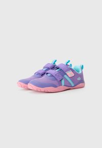 Chaussures de sport violettes avec des semelles roses. Dotées de deux bandes Velcro et d'un accent turquoise. Fabriquées en matériau synthétique avec une finition texturée.