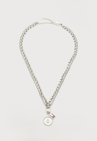 Διπλό ασημένιο κολιέ με αλυσίδα και μενταγιόν νόμισμα άγκυρα, καθώς και μικρό παραλληλόγραμμο γούρι με κόκκινη, λευκή και μπλε σημαία.