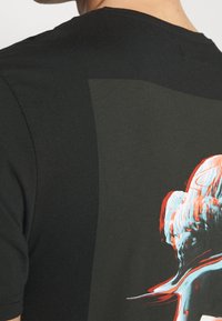 YOURTURN Printtipaita - black