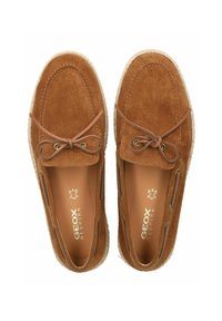 Braune Wildleder-Loafer mit runder Zehenform, Schnürdetails und einer Sohle aus natürlichem Juteseil. Im Inneren befindet sich das Logo.