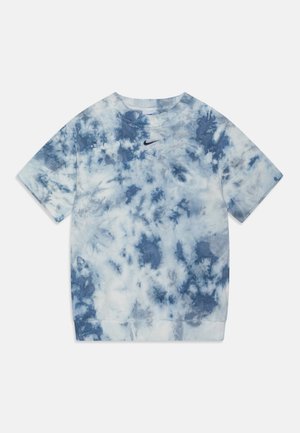 Lyseblå tie-dye kortærmet skjorte med rund halsudskæring. Har en mørkeblå Nike-logo på brystet samt ribkant ved ærmer og bund.