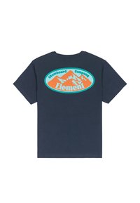 Marineblauwe katoenen t-shirt met een ronde afbeelding op de rug, met een bergontwerp in oranje en teal, en de tekst "Skateboard Company Element."