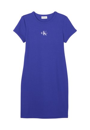 Haljina majica s kratkim rukavima u kraljevsko plavoj boji marke Calvin Klein, s logotipom smještenim u sredini prsa, okruglim izrezom i ravnim rubom.