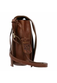 Borsa a tracolla in pelle marrone con forma arrotondata, etichetta in pelle leopardata impresso e tracolla regolabile. Presenta lettere dorate e cuciture a contrasto.