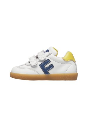 Scarpa da ginnastica bianca per bambini con logo "F" blu, linguetta del tallone gialla, due cinturini a strappo e suola color gomma, vista laterale su sfondo bianco.