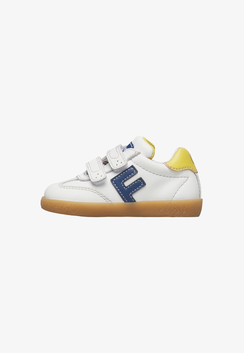 Weißer Kindersneaker mit blauem "F"-Logo, gelbem Fersenlaschen, zwei Klettverschlüssen und brauner Gummisohle, seitlich auf weißem Hintergrund dargestellt.