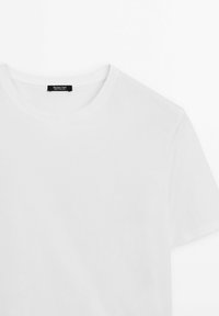 Hvid bomulds t-shirt med rund halsudskæring, korte ærmer og et sort mærke syet indeni kraven. Glat tekstur og minimalistisk design.