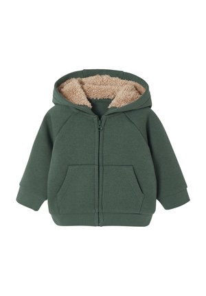 Kapuze mit Reißverschluss aus dunklem grünen Fleece mit beigem Sherpa-Futter. Verfügt über zwei Fronttaschen und Raglanärmel für Bewegungsfreiheit.