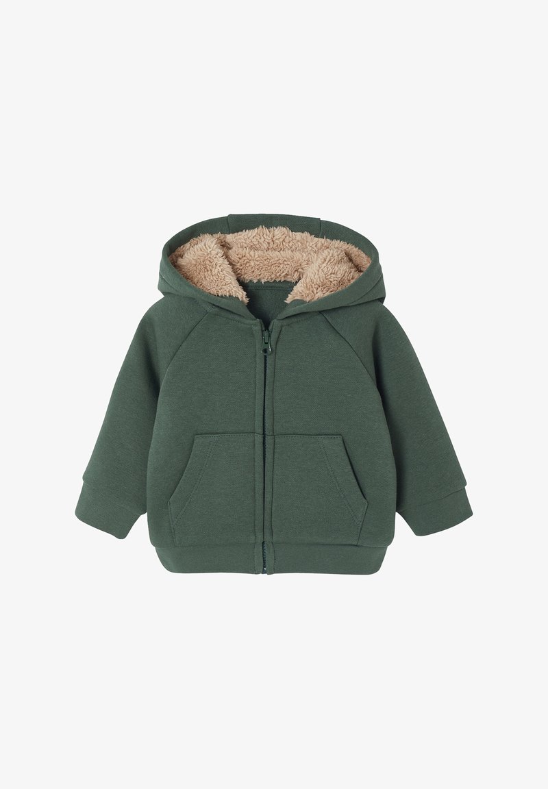 Kapuze mit Reißverschluss aus dunklem grünen Fleece mit beigem Sherpa-Futter. Verfügt über zwei Fronttaschen und Raglanärmel für Bewegungsfreiheit.