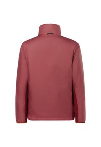 Veste rouge imperméable avec col montant, manches longues et poignets élastiques. Texture lisse sans hardware ou embellissements visibles.