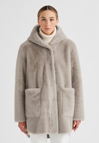 Grau gefütterter Kunstpelzmantel mit Kapuze, ausgestattet mit zwei Vorderaschen und einer weichen Textur. Das Design ist schlicht und leicht oversized.