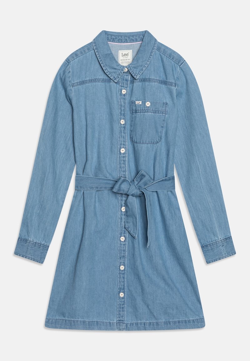 Robe chemise en denim bleu clair à manches longues, avec boutons sur le devant, poche poitrine, col et ceinture nouée à la taille.