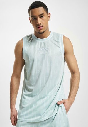 Camiseta sin mangas de color verde menta para atletismo, con rayas verticales blancas y detalle de logo en el pecho, hecha de tejido transpirable.