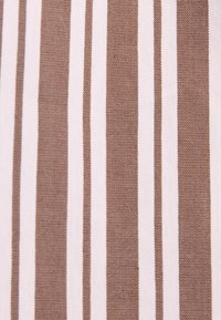 Bandes verticales en tissu alternant larges bandes marron, étroites blanches, étroites marron et larges blanches, avec un aspect tissé texturé.