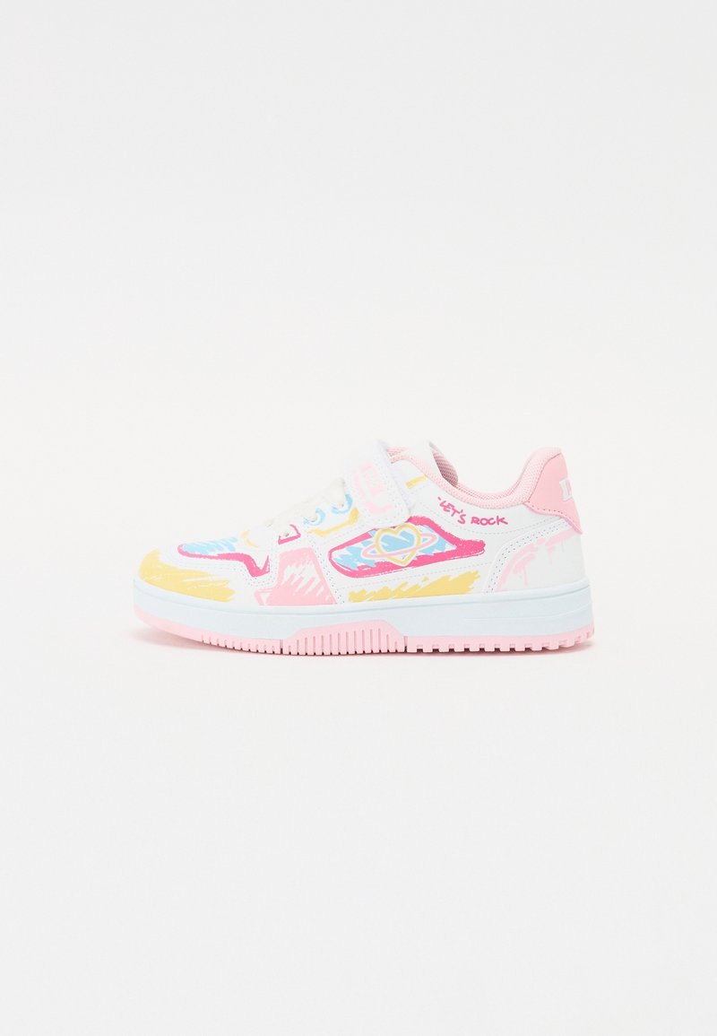 Baskets blanches avec des motifs abstraits roses et jaunes. Sangle Velcro, lacets bleus et semelle en caoutchouc texturé. "Let's Rock" imprimé sur le côté.