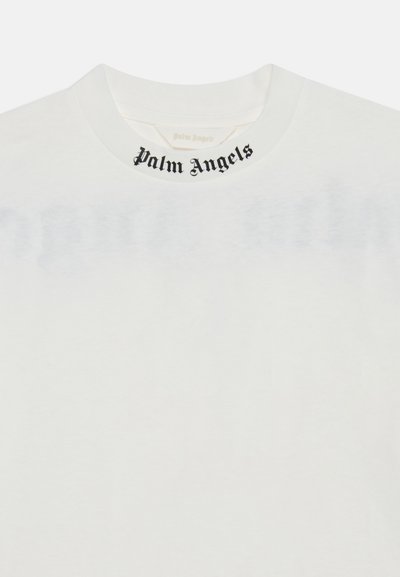 Άσπρο t-shirt με στρογγυλή λαιμόκοψη και το "Palm Angels" τυπωμένο με μαύρη γοτθική γραμματοσειρά στην μπροστινή περιοχή του γιακα.