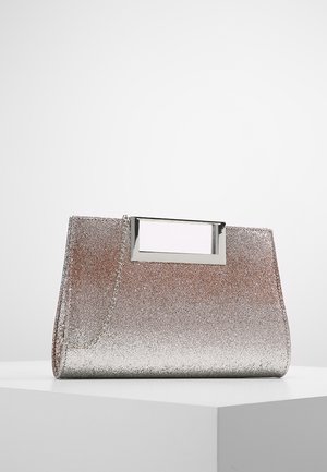 Třpytivá stříbrná kabelka s gradovaným efektem, vybavená obdélníkovou kovovou rukojetí a řetízkovým popruhem. Hladká textura bez viditelných vzorů.