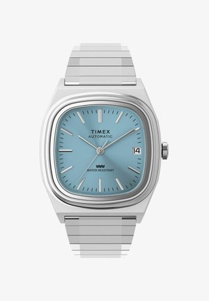 Timex automatisk armbåndsur med sølvfarget metallreim, lyseblå urskive, sølvfargede timeindikatorer, tre visere og datoviser stilt inn på 14.