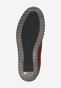 Rote Schuhsohle mit einer strukturierten GummOberfläche, die ein graues Rillenmuster und eine glatte schwarze Mitte aufweist. Markenname "PETER KAISER" sichtbar.