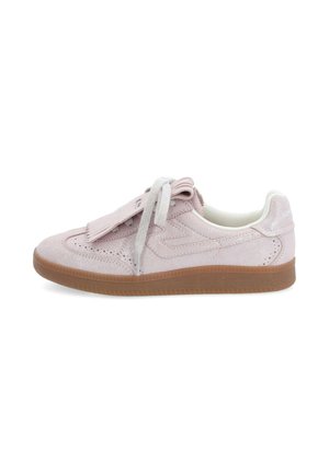 Baskets en daim rose clair avec détails texturés, lacets plats et semelle en caoutchouc beige. Dotées de franges décoratives sur la languette.