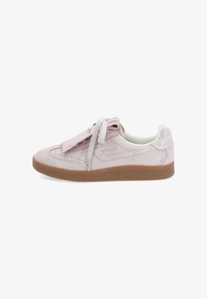 Baskets en daim rose clair avec détails texturés, lacets plats et semelle en caoutchouc beige. Dotées de franges décoratives sur la languette.