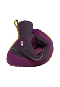 Scarpa slip-on flessibile viola e gialla piegata per mostrare la sua suola morbida e pieghevole e la tomaia simile a scamosciato con una piccola patch con logo.