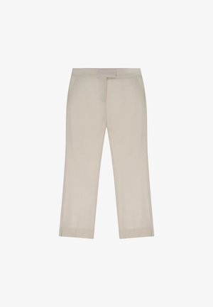 Pantaloni beige su misura con un design a gamba dritta, tasche laterali e un dettaglio a spacco sull'orlo. Texture liscia e stile minimalista.