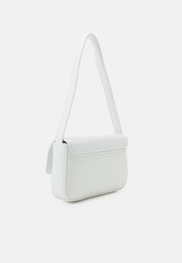 Biała skórzana torebka na ramię o prostokątnym kształcie, z płaską klapką i pojedynczym regulowanym paskiem. Gładka faktura i minimalistyczny design.