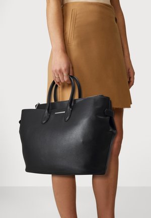 Zwarte leren totebag met dubbele handvatten, een gladde textuur, rechthoekige vorm, zilveren hardwareaccent aan de voorkant en subtiele stikdetails.
